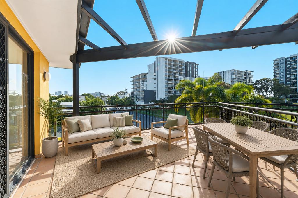 LEVEL 2/26/10-12 BATH ST, LABRADOR, QLD 4215
