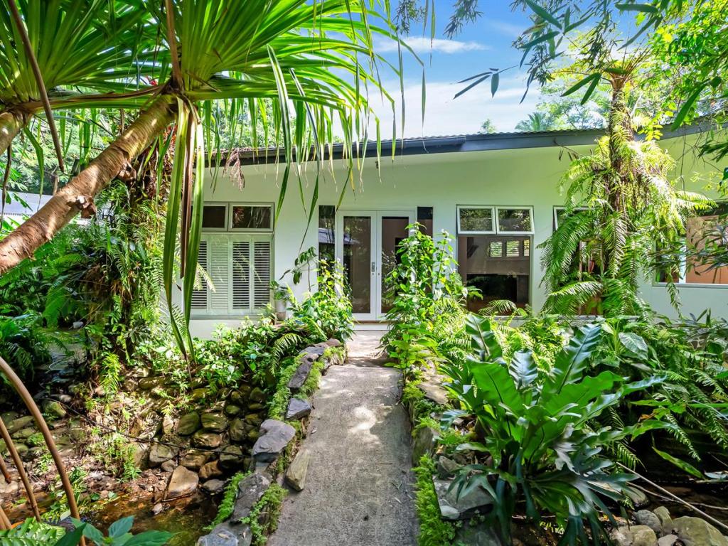 39 Hardwick St, Stratford, QLD 4870