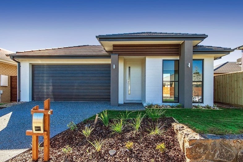 4 DALVEEN DR, FRASER RISE, VIC 3336