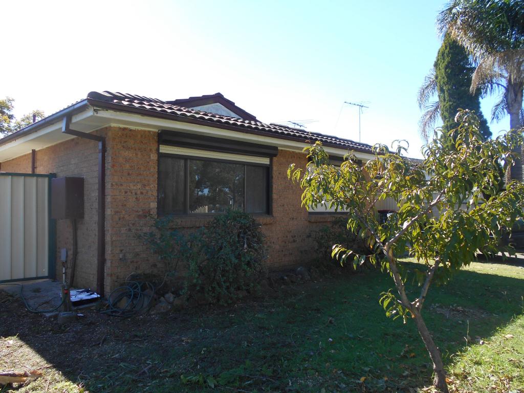 11 Carlyle St, Bossley Park, NSW 2176