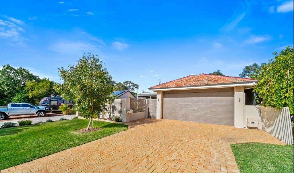 18 Young St, Melville, WA 6156