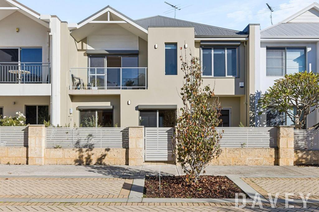 8 FENIAN PASS, HILLARYS, WA 6025