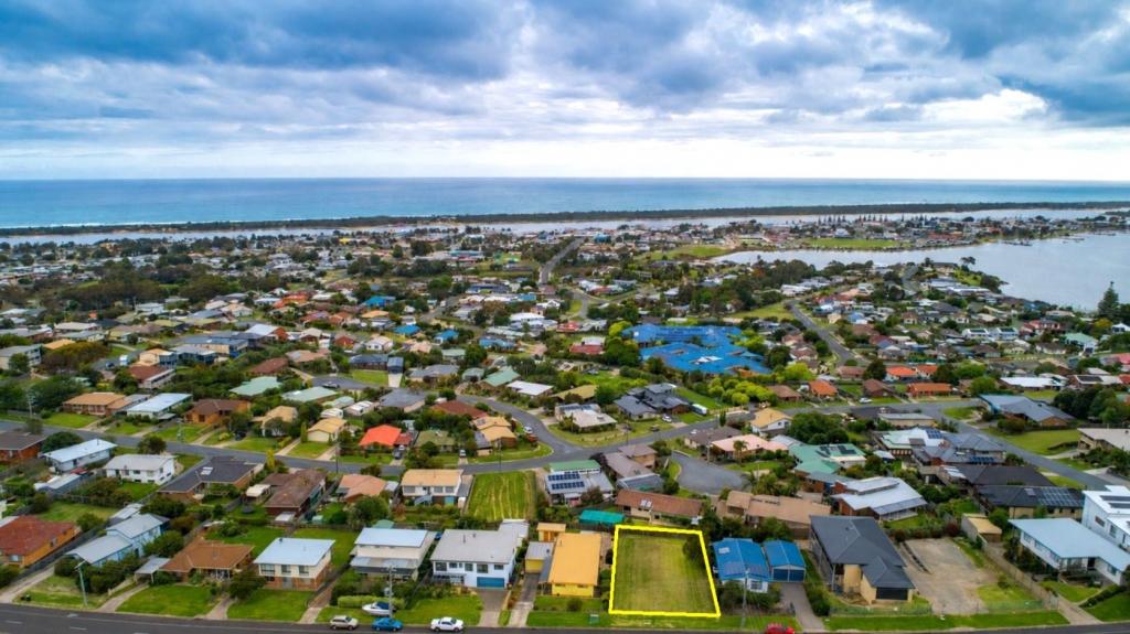 31 ONEILLS RD, LAKES ENTRANCE, VIC 3909