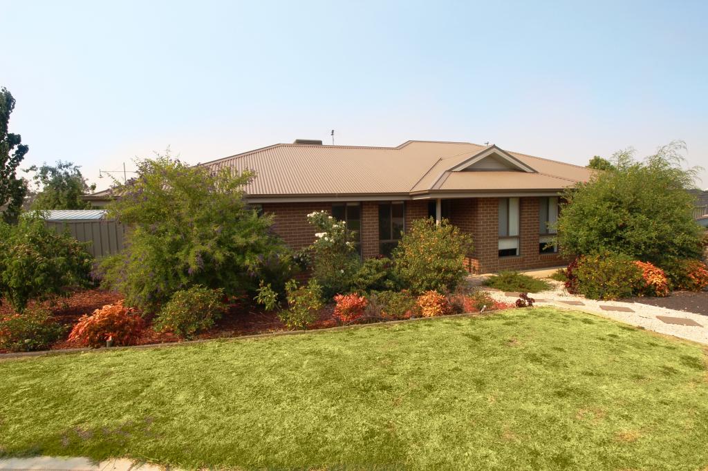 17 Honeyeater Cct, Thurgoona, NSW 2640