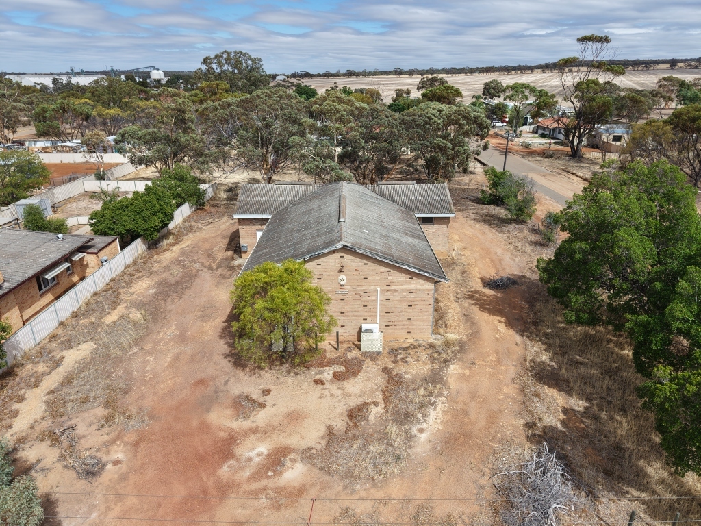 15 Cubbine Rd, Quairading, WA 6383