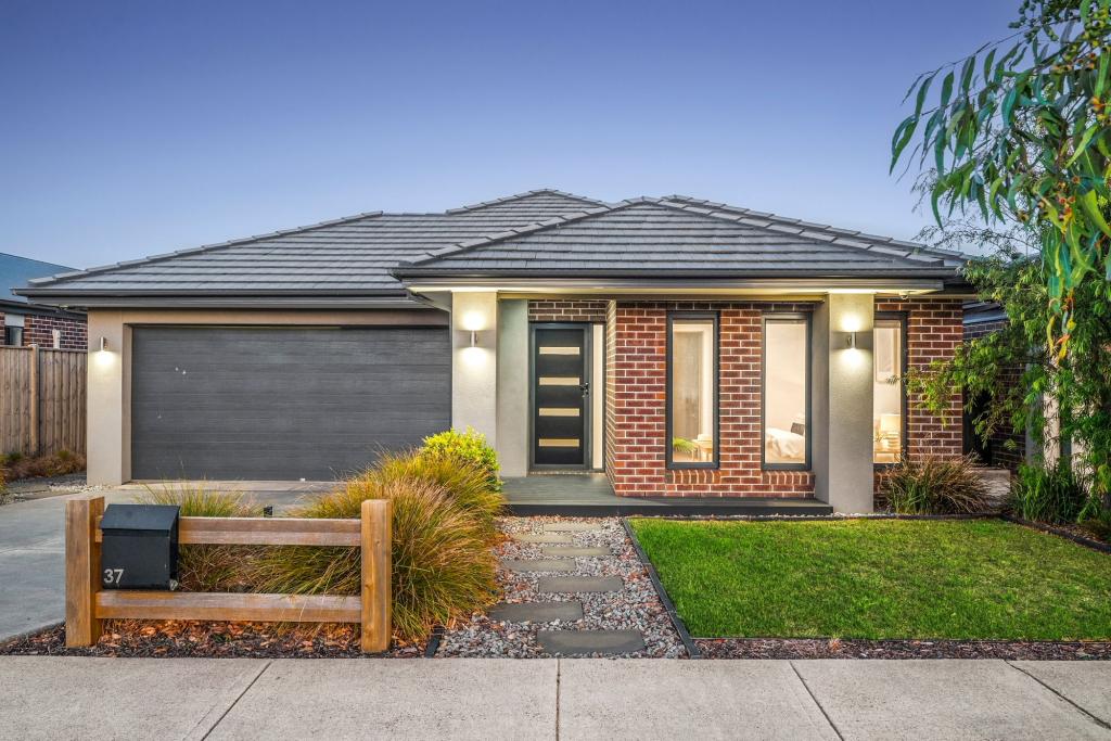 37 ASHBURY BVD, ARMSTRONG CREEK, VIC 3217