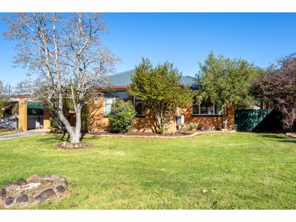 383 ELTON CT, LAVINGTON, NSW 2641
