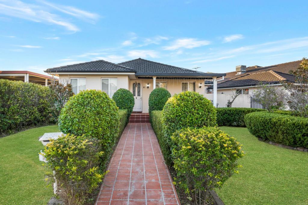 27 Swinborne Cres, Wetherill Park, NSW 2164