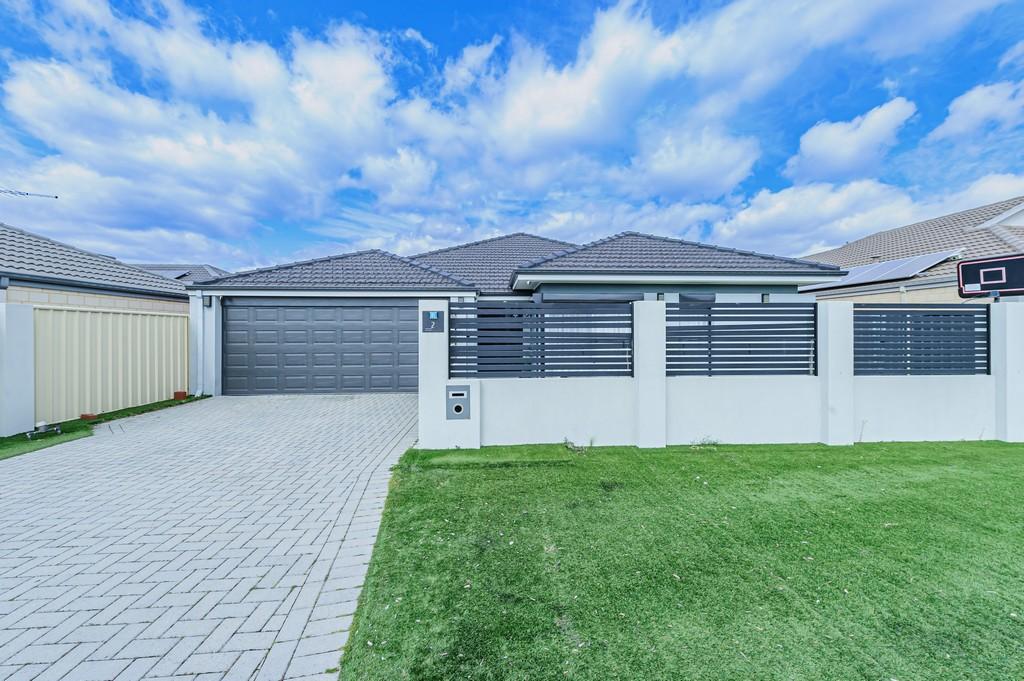 2 Hebrides Dr, Seville Grove, WA 6112