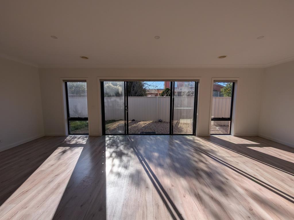 3/2 CANDLEBARK PL, HARKNESS, VIC 3337
