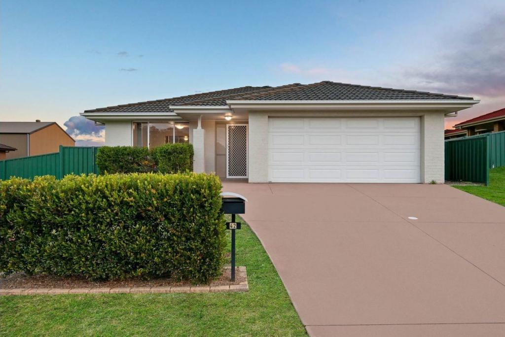 42 Mileham Cct, Rutherford, NSW 2320