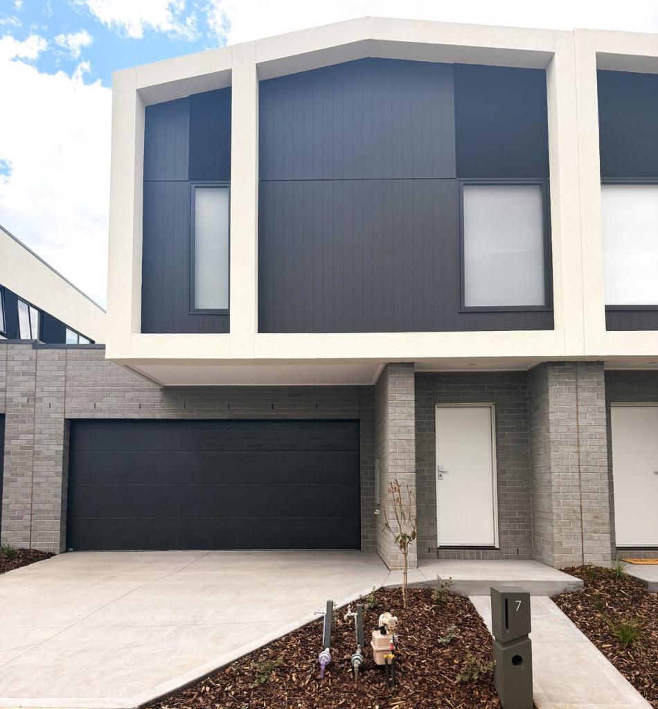 7 BURNAGE PL, STRATHTULLOH, VIC 3338