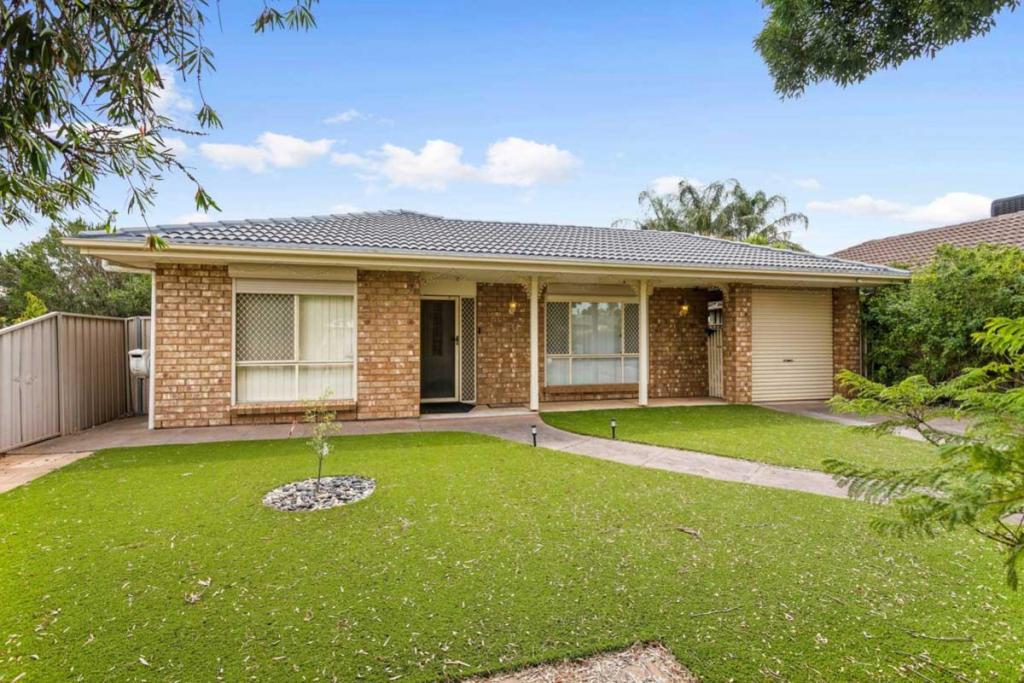 35 Magnolia Cres, Craigmore, SA 5114