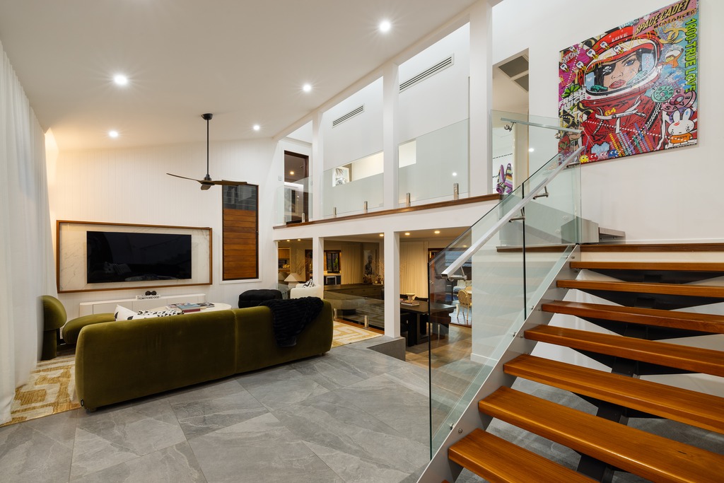 8 Mina Pl, Southport, QLD 4215