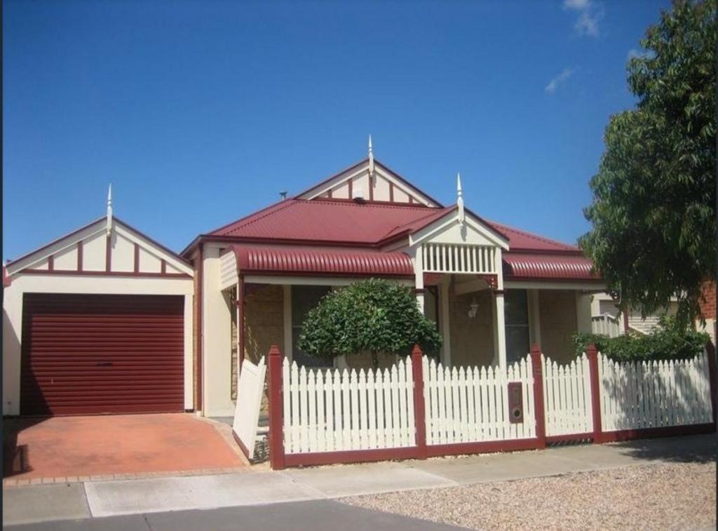 33 Willandra Loop, Caroline Springs, VIC 3023