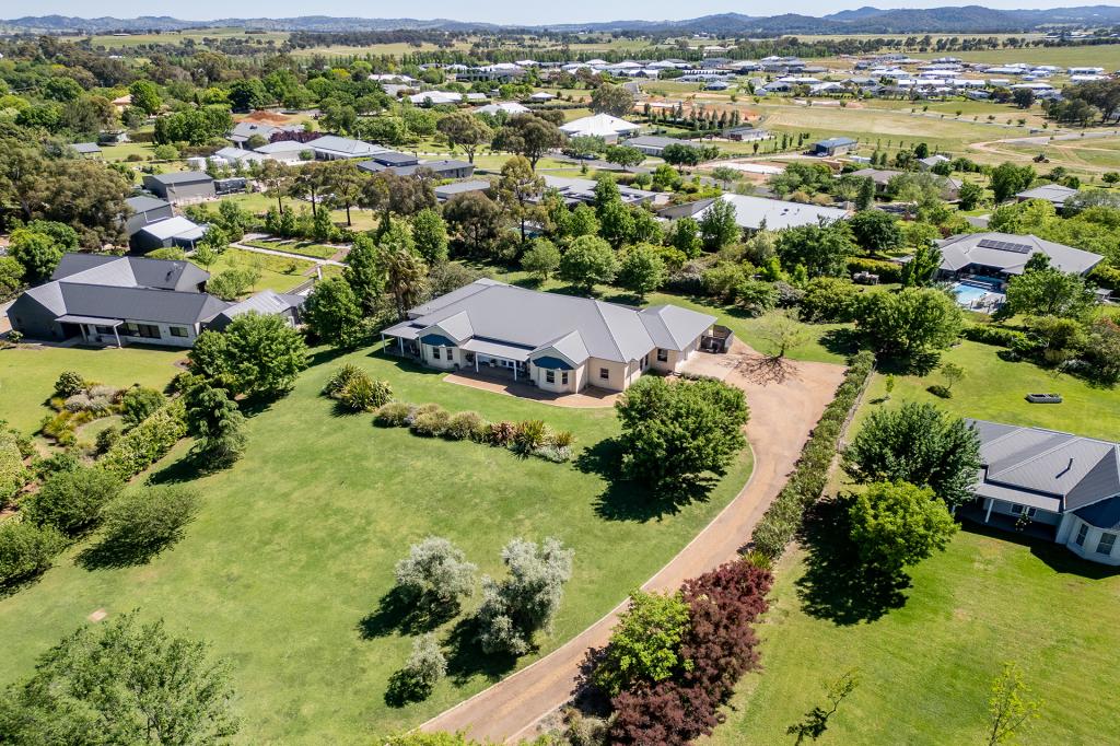 18 Robert Hoddle Gr, Bombira, NSW 2850