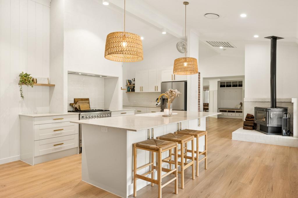 2 Brushwood Dr, Samford Valley, QLD 4520