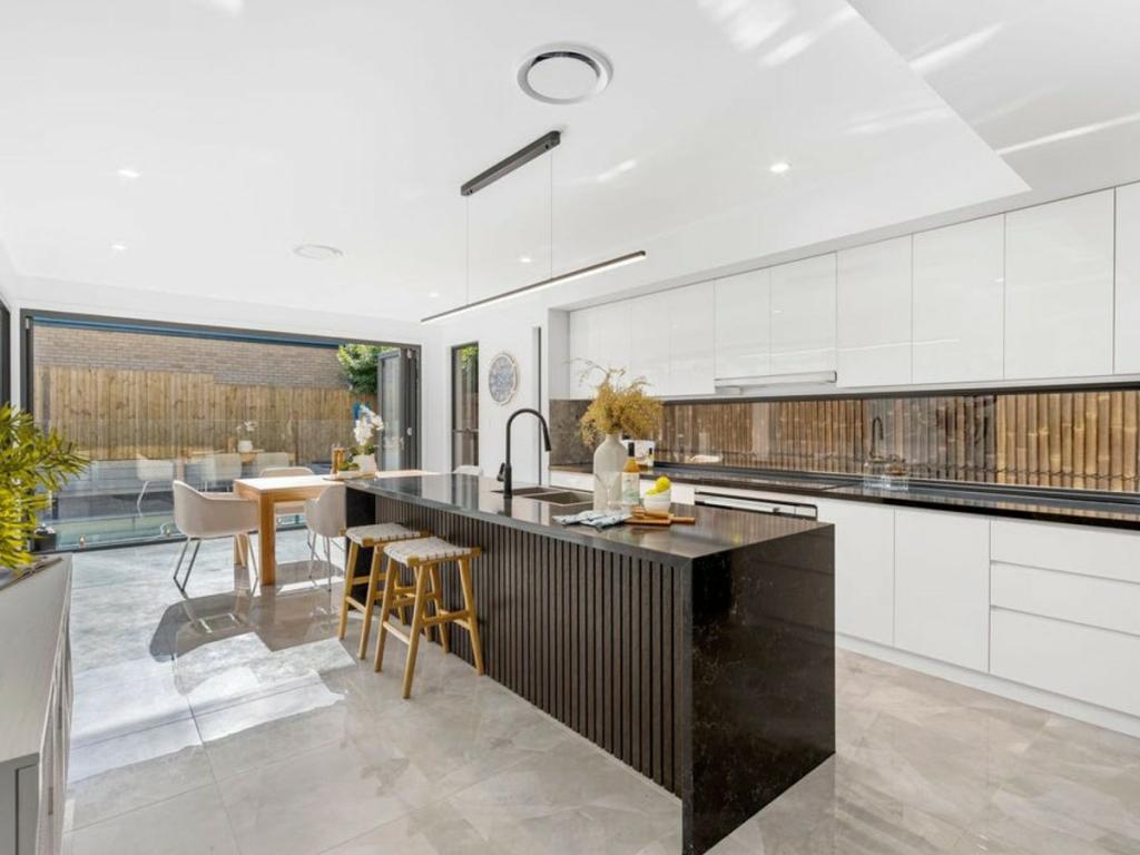 6 SHIRLEY ST, CLAYFIELD, QLD 4011