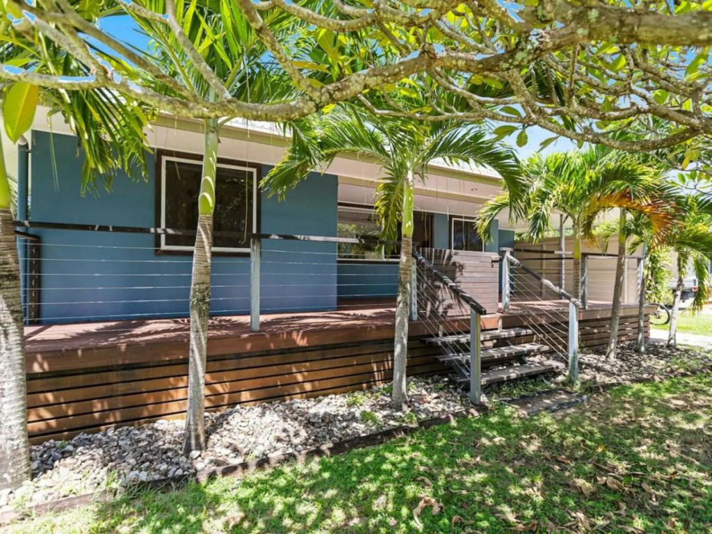 7A CASSIA ST, HOLLOWAYS BEACH, QLD 4878