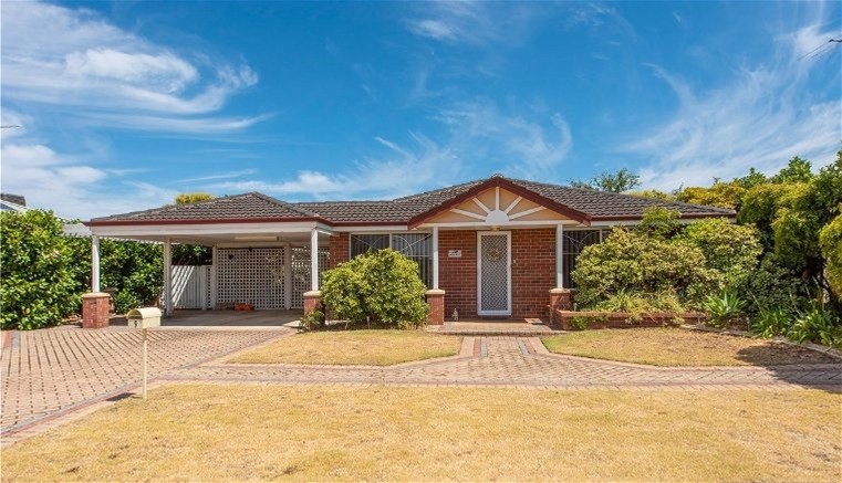 9 Lavender Gdns, Halls Head, WA 6210