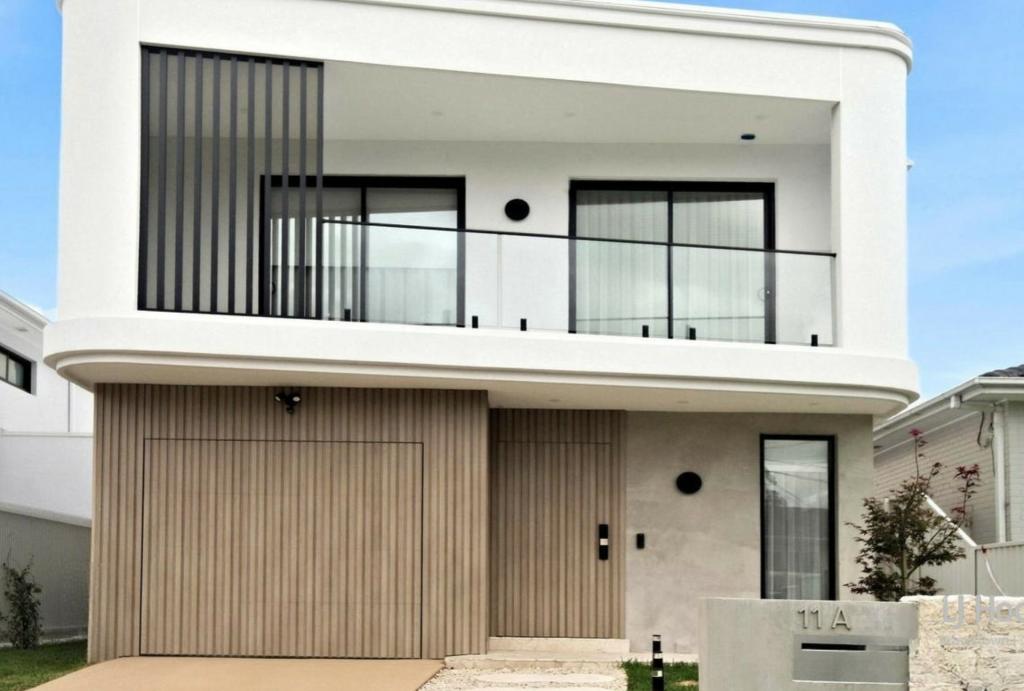 11a Harden Cres, Georges Hall, NSW 2198