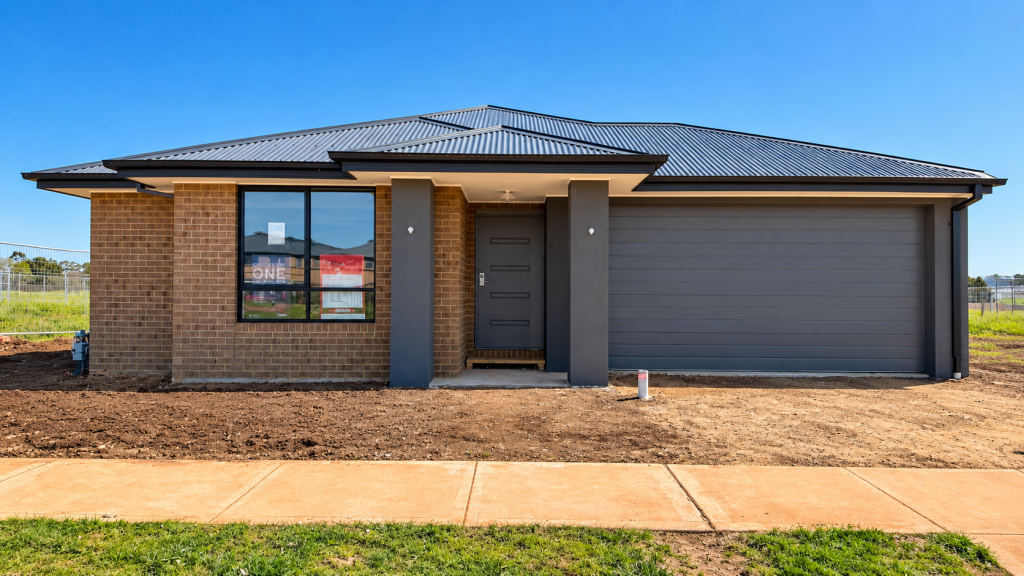 8 YOLANDA GR, THORNHILL PARK, VIC 3335