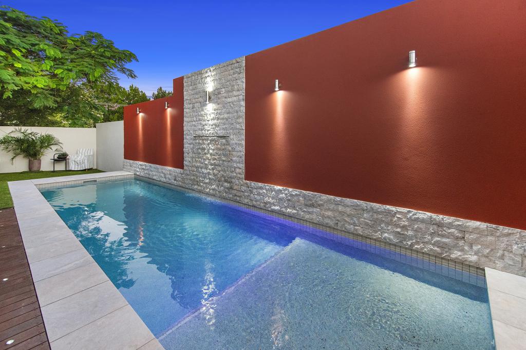 2 Swallow Ave, Paradise Point, QLD 4216