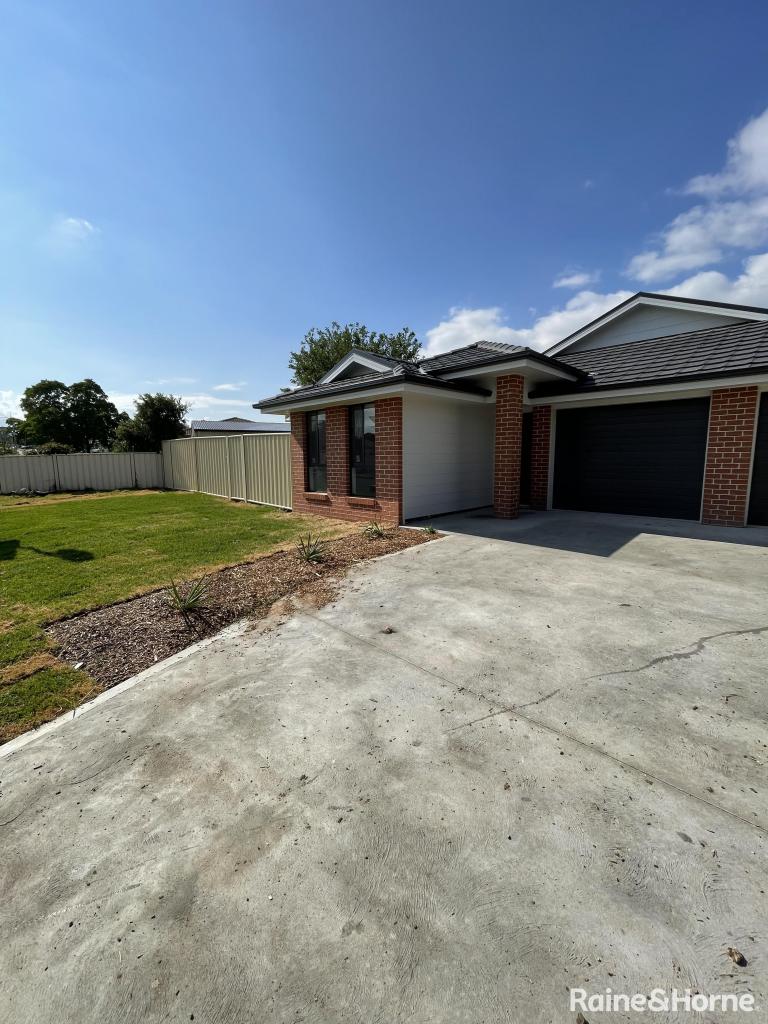 1/4 Flemming Cres, West Tamworth, NSW 2340