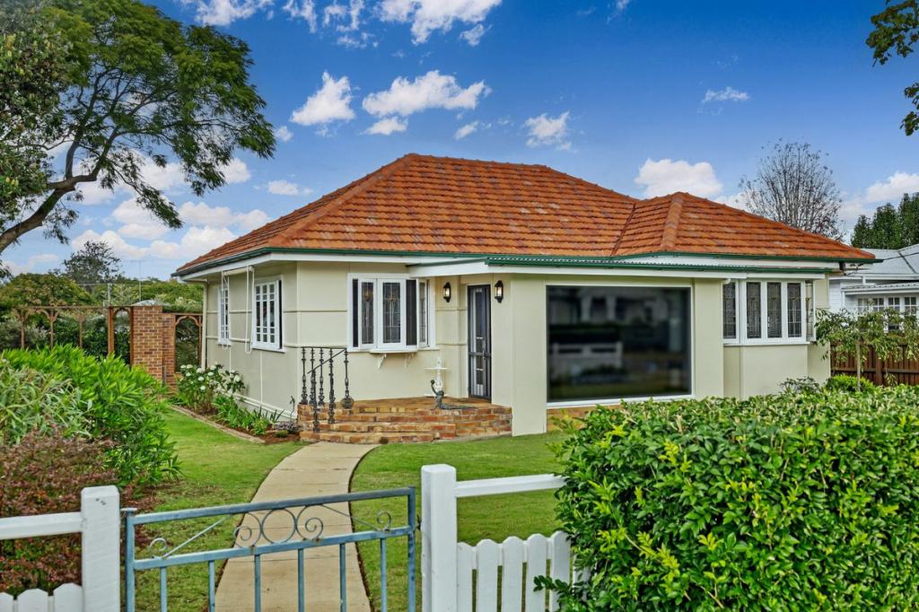 4 Stonehaven St, Mount Lofty, QLD 4350