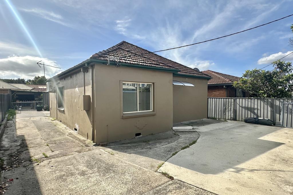 4 Lake Ave, Cringila, NSW 2502