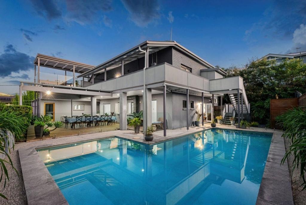 68 Henzell Tce, Greenslopes, QLD 4120