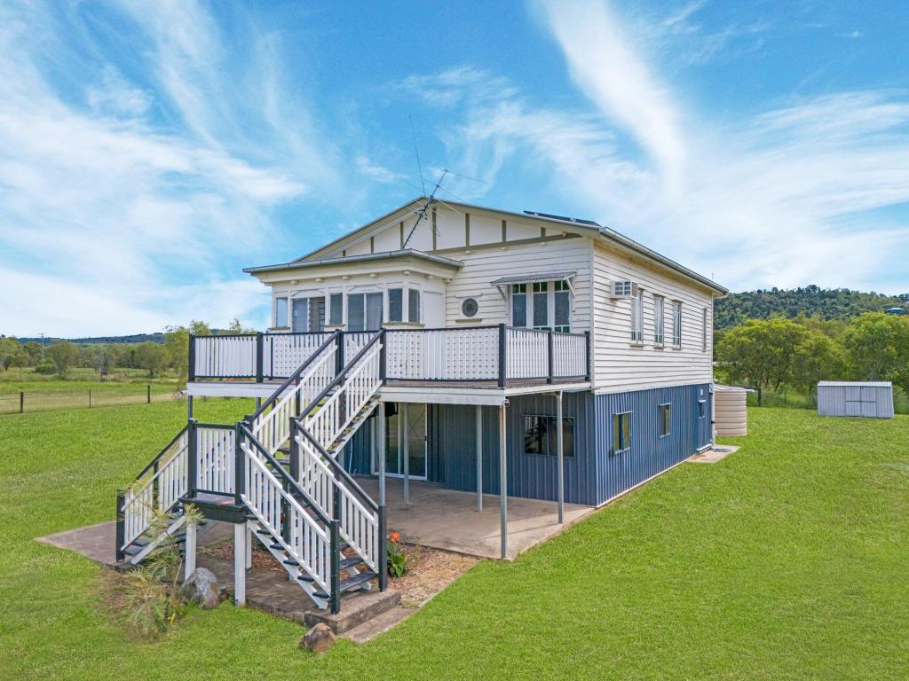 5 Leslee Ct, Summerholm, QLD 4341