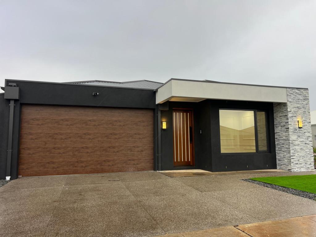 144 Whitecross Dr, Thornhill Park, VIC 3335