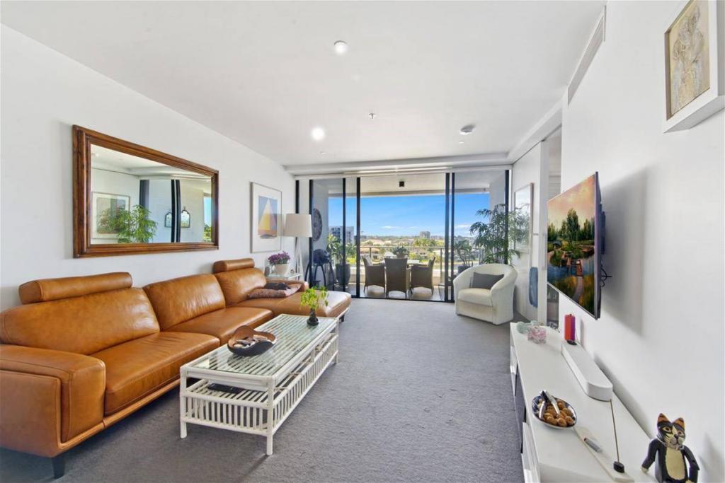 02/4 Wahroonga Pl, Surfers Paradise, QLD 4217