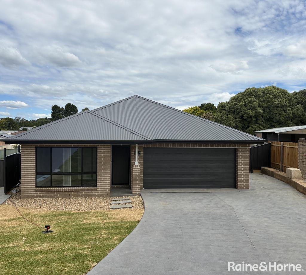 4 COLLINS PL, MOSS VALE, NSW 2577