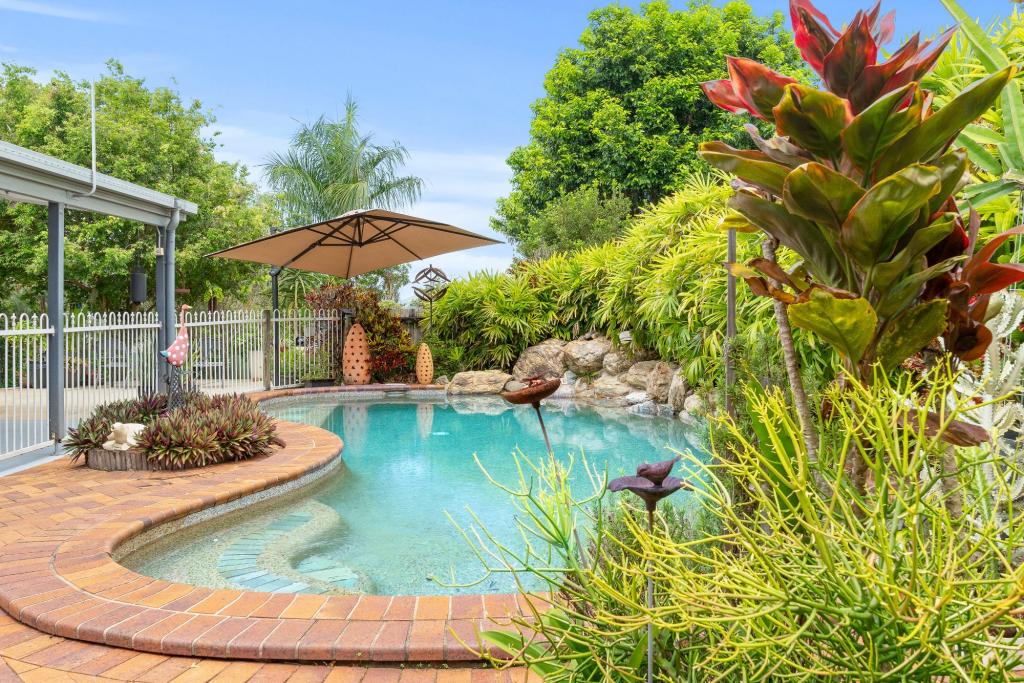 25 Summerhill Dr, Mooroobool, QLD 4870