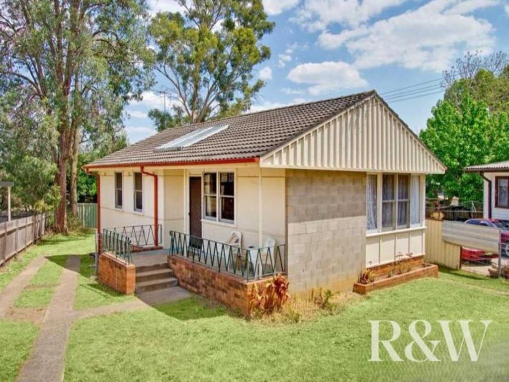 64 Lucena Cres, Lethbridge Park, NSW 2770