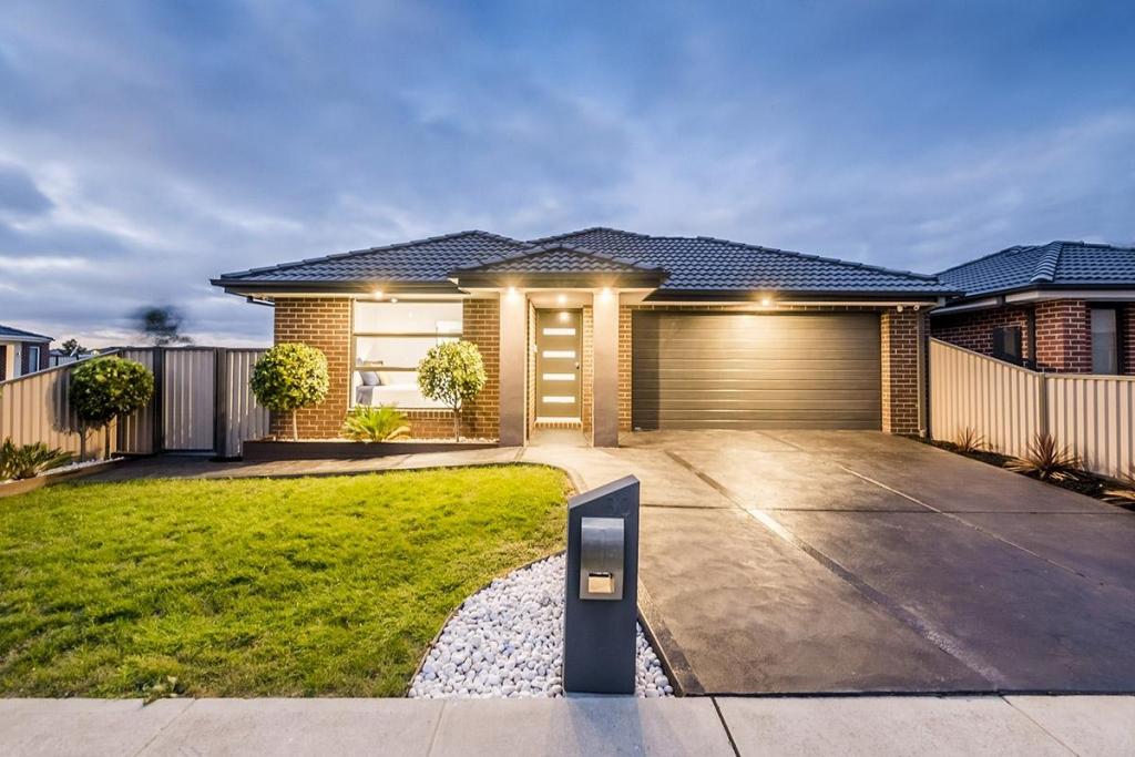 60 Andretti Ave, Lynbrook, VIC 3975