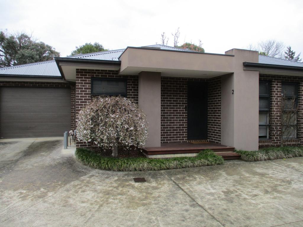 2 Dees Pl, Mooroolbark, VIC 3138