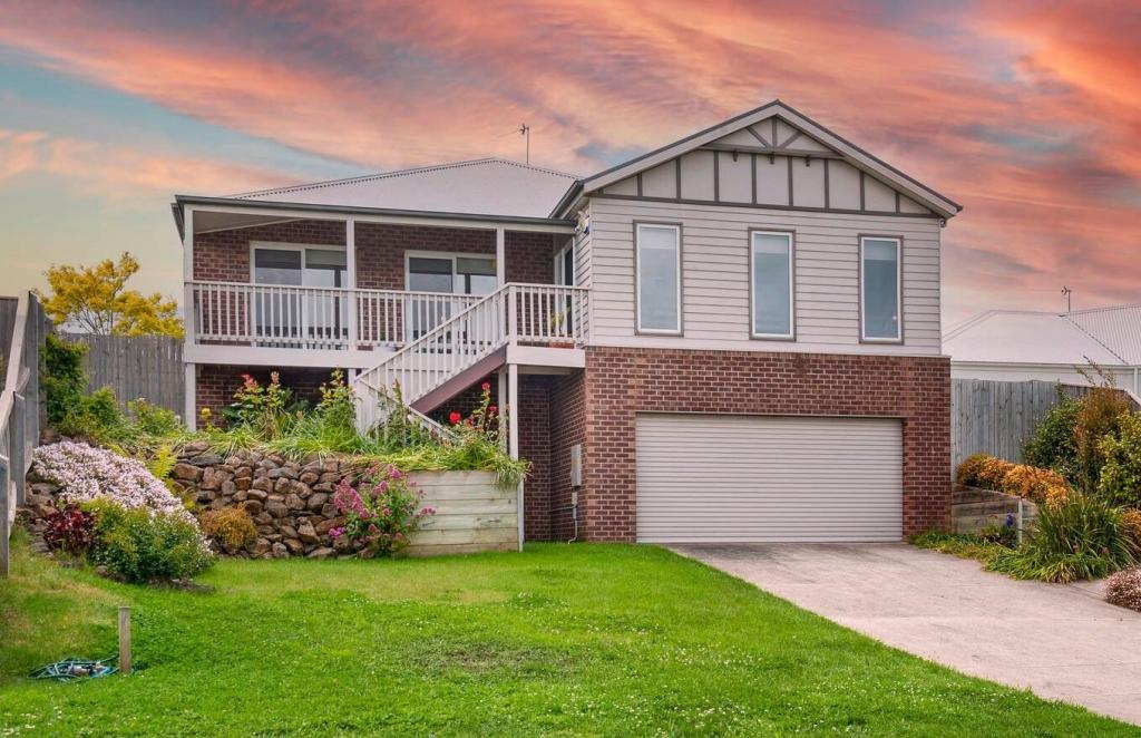 11 Henry Ave, Mount Clear, VIC 3350