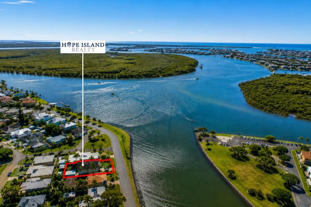 14 Pool St, Hope Island, QLD 4212
