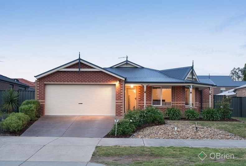 13 WINDERMERE BVD, PAKENHAM, VIC 3810