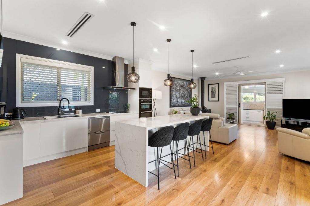 8 Carcoola St, Benowa, QLD 4217