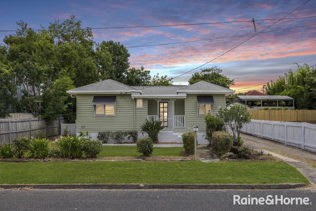 16 Logan Ave, Oxley, QLD 4075