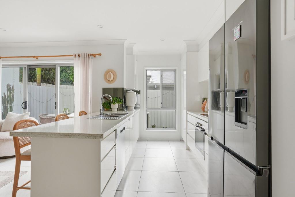 2/12 SAPPHIRE PL, ELANORA, QLD 4221
