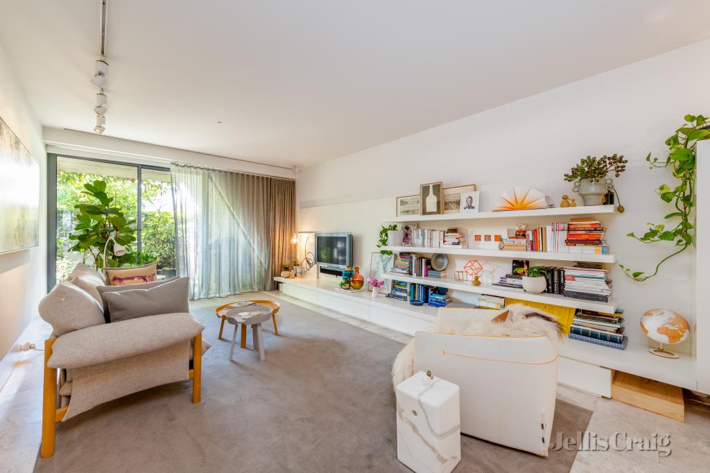 2/85 RATHDOWNE ST, CARLTON, VIC 3053
