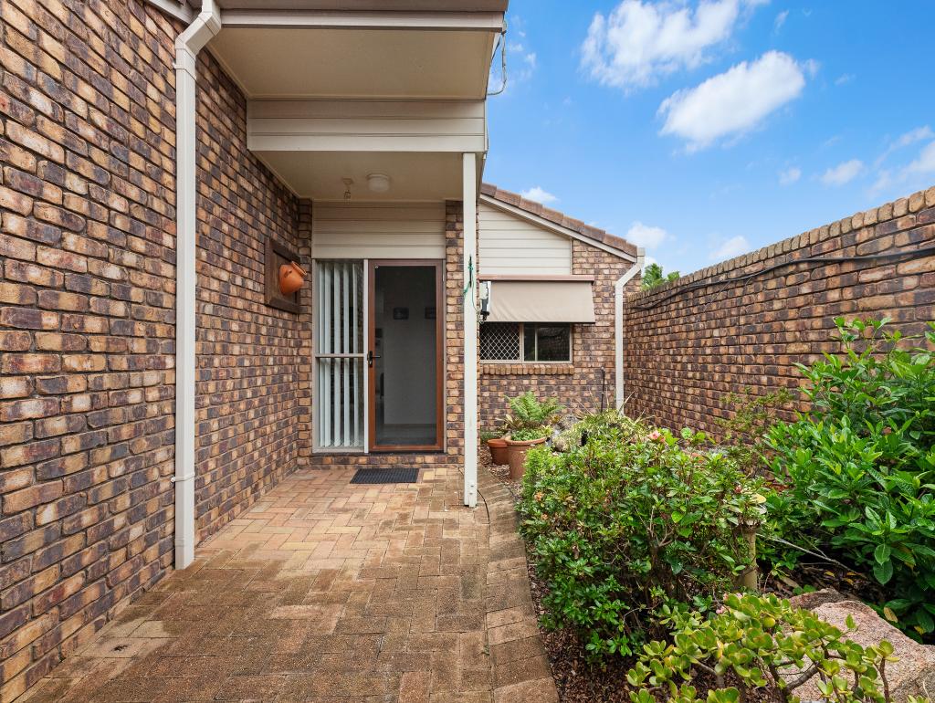 6 WOODLAND CL, TORQUAY, QLD 4655