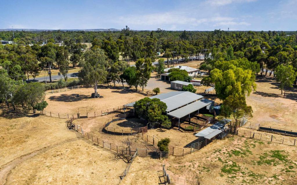 135 Calder Hwy, Charlton, VIC 3525