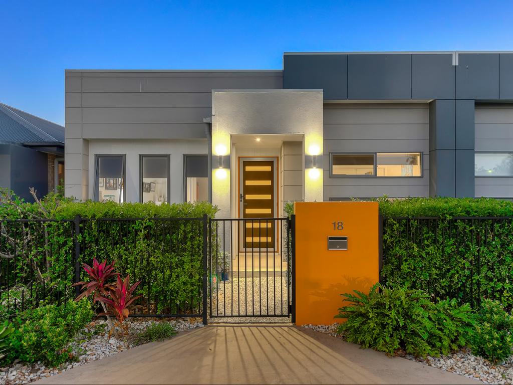 18 KURINGGAI PKWY, FITZGIBBON, QLD 4018