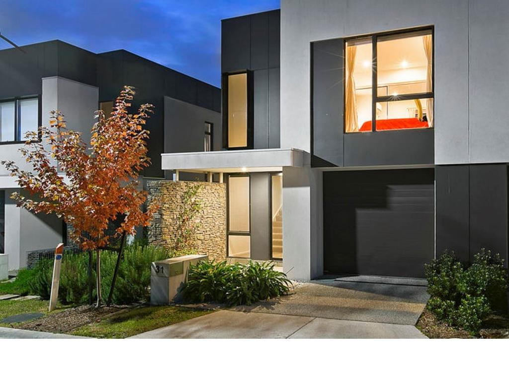 31 BURN NAR LOOK DR, BURWOOD, VIC 3125